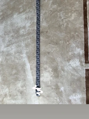 Snygg bälte - Stilrent svart bälte med dubbelring-spänne i metall. Bältet är smalt och har en minimalistisk design som passar till många olika outfits. Tillverkat i slätt material som ger en clean look.