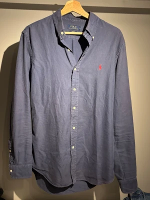 Ralph Lauren skjorta - |Tja! En otroligt snygg och eftertraktad Polo Ralph Lauren featherweight skjorta❗️| Skick 8/10 bra skick☑️| Storlek: S, sitter som S, sitter perfekt på mig - 192cm 75kg📏| Nypris: ca 2000kr💵| Färg: grå, som på bilden🩶| Fraktar spårbart via postnord eller instabox📦| Hör av er för mer information!|