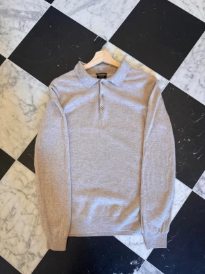Massimo dutti tröja - Stickad Massimo dutti tröja i ull. Extremt skön. OBS!!! Litet hål på tröjan som ni ser på bilden. Storlek L men passar mer M