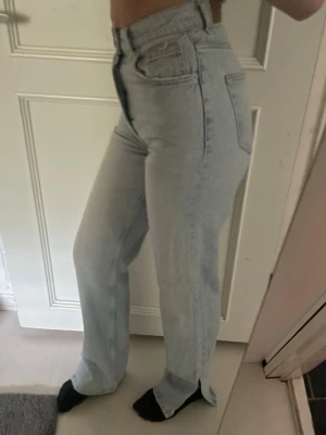 gina tricot jeans - mid waist jeans med slits nertill ifrån gina tricot knappt använda, tyvärr lite för små för mig så säljer. (prisförslag)
