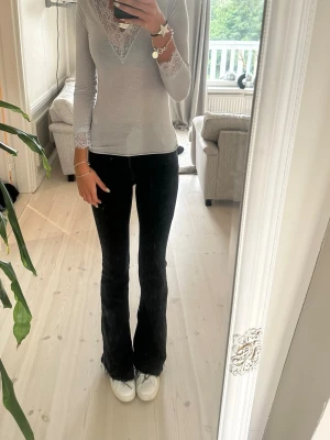 Svarta bootcut jeans med öppen kant - Säljer ett par svarta bootcut jeans med öppen kant nertill. Jeansen har hög midja och utsvängda ben. Flare jeans storlek 32🥰