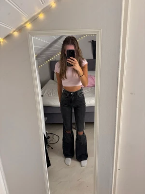 Perfect fit jeans Gina Tricot  - Storlek 32, pris 150:- jag är 165cm lång, näst intill aldrig använda då jag har andra jeans, vid frågor kontakta mig 🌸