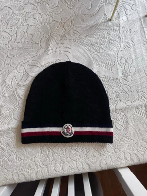 Äkta Moncler Mössa Tricolor - Hej! Som du ser så säljer jag nu min mössa då jag inte använder den längre. Bästa skicket någonsin. Äkta✅