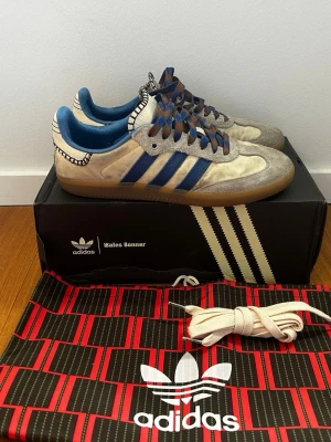 Adidas Wales Bonner - Wales bonner i modellen samba wonder clay. Storlek 41 funkar över för 41,5. Box, shoebag och extra skosnören tillkommer. Nypris runt 4000kr. Hör av er vid frågor. 