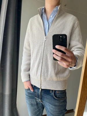 Snygg fullzip - Tja! Säljer denna feta full zip från NN07| Mycket gott skick, kontakta mig vid minsta fråga!| //Nils