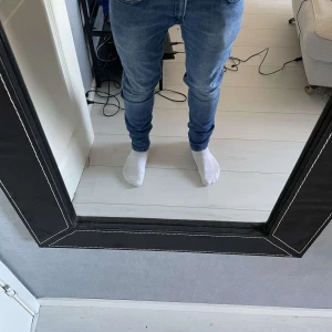 Replay jeans - Säljer ett par snygga blå jeans i slim fit. De har en klassisk femficksdesign och är perfekta för vardagsbruk. Jeansen är i bra skick och har en bekväm passform. 30/30