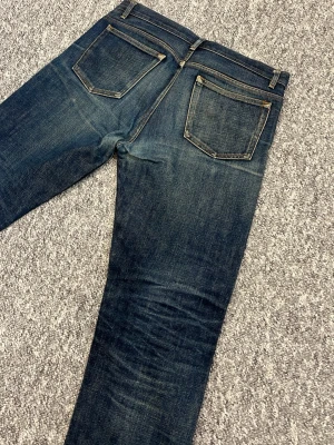 APC jeans selvedge  - Tjenare!! Säljer nu mina extremt snygga APC jeans med dem fetaste fadesen.dem är selvage vilket gör att dem bara kommer att bli snyggare 🙌Hör av dig vid minsta fråga 👍