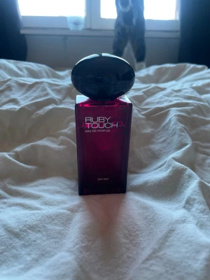 Parfym  - Doftar som sol de janiero 68. Se bild för o se hur mkt kvar 