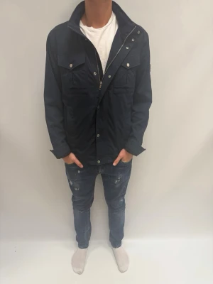 J Lindberg Fieldjacka  - Säljer denna sjukt snygga J Lindberg fieldjacka som är ruggigt go nu till våren/sommaren skriv om ni har fler frågor 