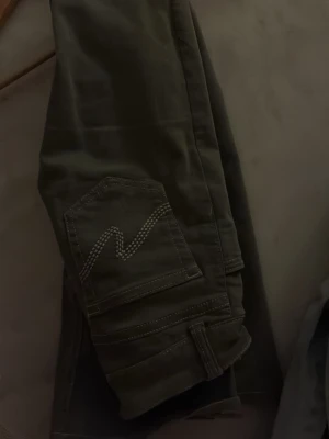  Olivgröna jeans -  Snygga Nellie jeans som är gröna, nästan aldrig använd supersnyggt till en vit topp eller till sommaren 💓💓