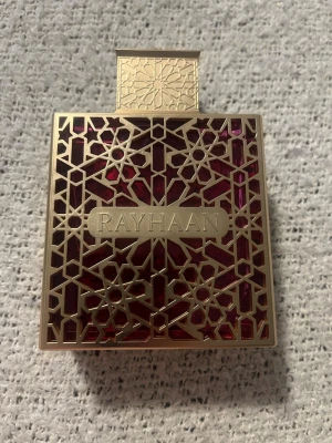 Rayhaan Kiss - Cirka 80 % kvar av flaskan. Förvarad mörkt för parfymens bästa. Lådan finns ej kvar. Pris kan diskuteras 