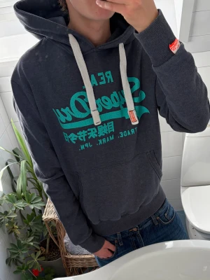 Superdry Vintage Hoodie - Tja! Säljer en tvär snygg vintage Superdry Hoodie. Otroligt skön och hög kvalité. 10/10 skick, inga skavanker. Hör av dig vid minsta fundering!
