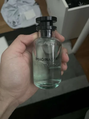 Louis Vuitton Imagination parfym - Säljer en lyxig parfym från Louis Vuitton, modellen Imagination. Flaskan är genomskinlig med svart lock och stilren design. Perfekt för dig som gillar exklusiva dofter och snygga flaskor att ha på hyllan.