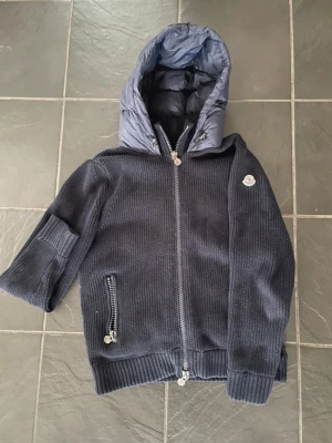 Moncler cardigan - Säljer nu den eftertraktade modellen av moncler. En av de äldre modellerna i toppskick. Storlek S. NFC fungerar. Artikelverifiering finns redan!!  Hör av dig vid minsta fundering// Arvid