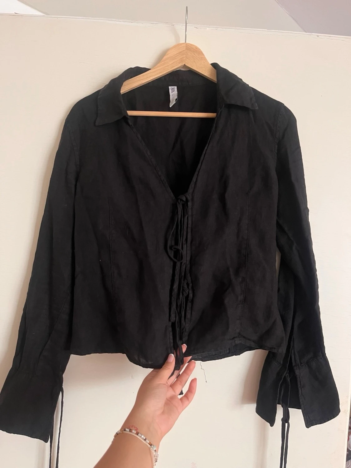 Svart blus med knytning framtill