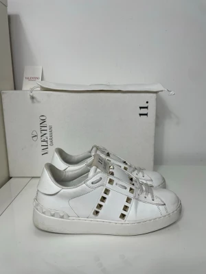 Valentino Rockstud Skor  - Säljer nu dessa Valentino Rockstud Skor med ett nypris på 7 700 kr!, skriv för fler bilder/frågor🙌🏼 