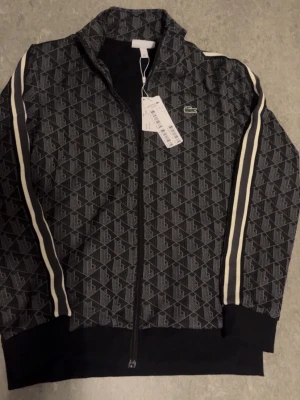 Lacoste kofta - Helt ny och oandvänd Lacoste monogram zipper storlek L. Nästan som rikti