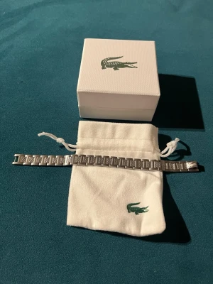 Lacoste armband - 🛑Snygg silveramband från Lacoste.🛑Använts sparsamt väldigt bra skick🛑Hör av dig vid funderingar!!!