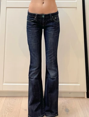 Lågmidjade vintage bootcut jeans  - Mått finns på bilderna🩷storlek W28/L30. Jae 170 o xs och de passar i midjan men är för korta. Inga uppenbara defekter 