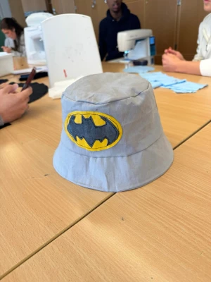 Batman hat - Säljer fetaste Batman haten som jag har gjort i Syslöjden. Säljer den nu för jag har gjort två hatar på slöjden. Jag gjorde batman och Spiderman hat och väljer att sälja Batman för jag är mer spiderman fan.    Perfekt för dig som vill har coolaste haten på Valborg!                                                                           Kan tänka mig att gå ner i pris vid snabb affär!!!    