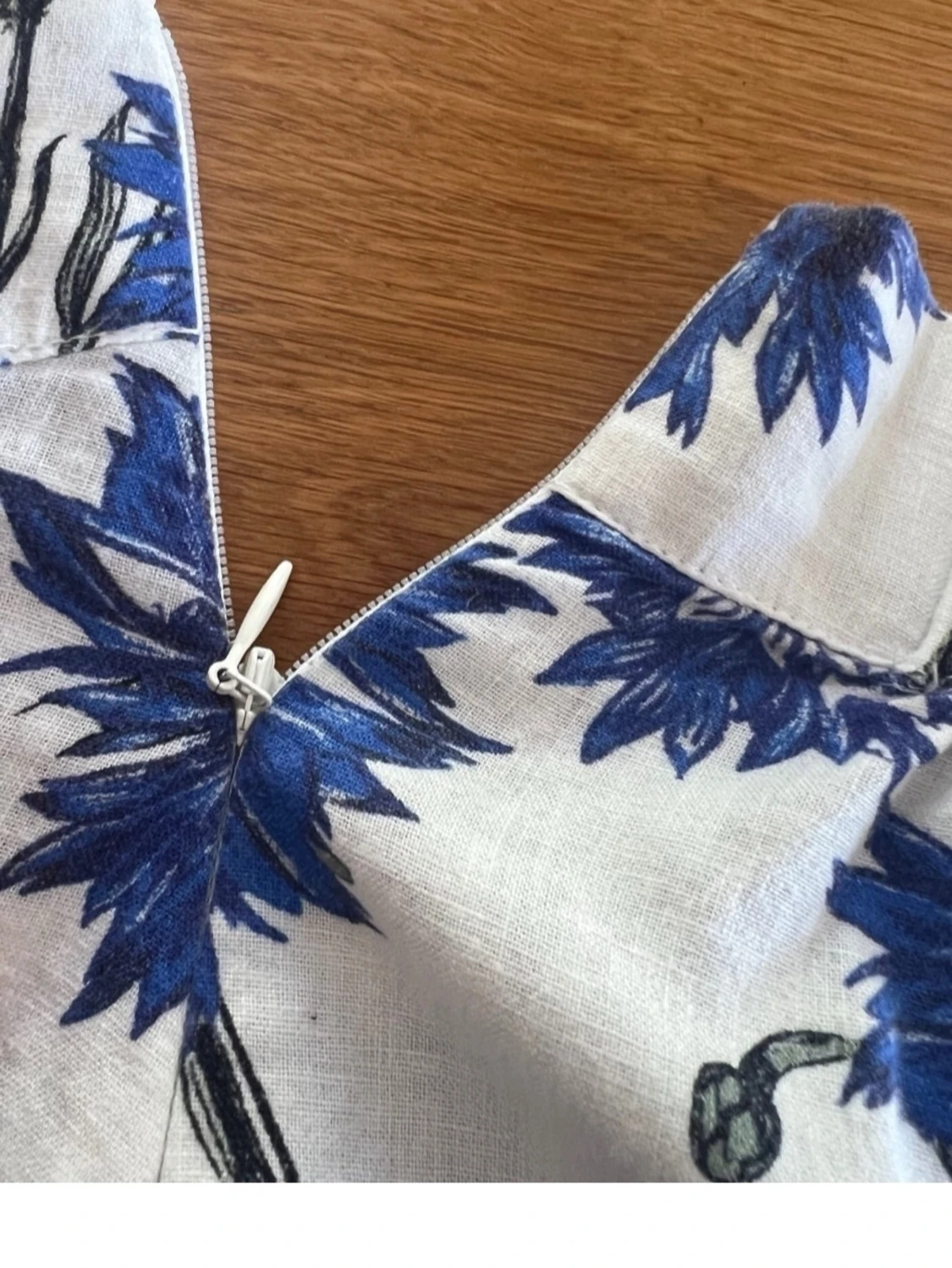 Vit långkjol med blått blommönster - 4