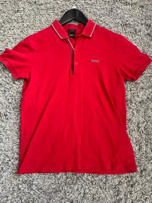 Hugo boss - En röd Hugo boss skjorta i storlek s, väldigt bra skick. Säljer den för endast 329kr. Skriv för frågor.