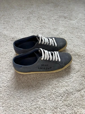 Saint Laurent 06  - Super snygga saint skor i storlek 41. Ändå bra skick förutom defekterna på bild 6 och 7. Denna färg görs ej längre så super limiterade!