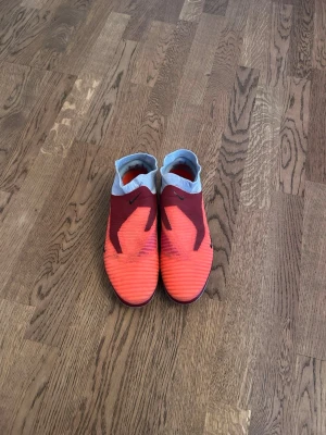 Nike Phantom 6 Elite high AG PRO  - Säljer ett par Nike Phantom 6 Elite high AG PRO. Skorna är köpta i februari i år och använda endast några gånger. Kvitto finns. 