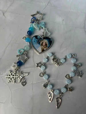 SNOW STRIPPERS - keychain & bracelet bundle - ⭐️SNOW STRIPPERS keychain + bracelet bundle ⭐️ ✨🤍 FREEBIES (godis & random stickers) ingår i alla beställningar över 70kr 🤍
