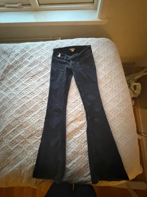 Mörkblå bootcut jeans med brodyr - Säljer ett par svarat Botcut jeans, som är låg  midjade. Dom är förkorta för mig även lite urtvättade❤️