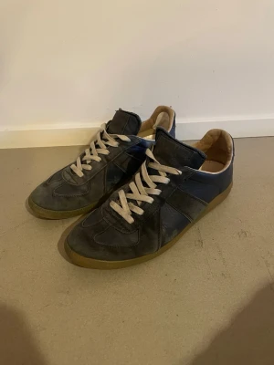 Maison margiela - Maison margielas i storlek 42. Dom har några defekter på några ställen. Men fortfarande ganska fräscha. Priset är inte helt hugget i sten🪨 bara höra av er vid frågor🙌