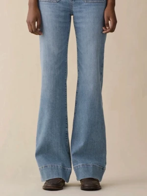 Ljusblå utsvängda jeans - Säljer ett par ljusblå jeans med utsvängda ben och hög midja. Klassisk femficksmodell i mjuk denim med snygg tvätt och raka sömmar. Perfekta för en trendig och avslappnad look.