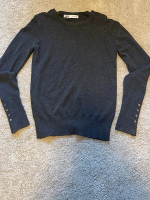 Långärmad stickad tröja - Grå långärmad stickad tröja med gulddetaljer Zara, storlek S