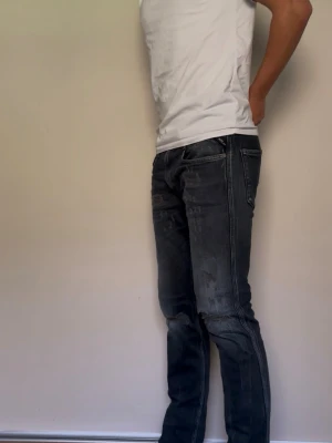 Replay Anbass ”Broken Edge” Jeans - Säljer ett par svartgråa Replay Anbass jeans med slitningar och tvättade detaljer. Jeansen har en bra passform på benen. Storlek W32 L34.         Hör av er vid frågor!
