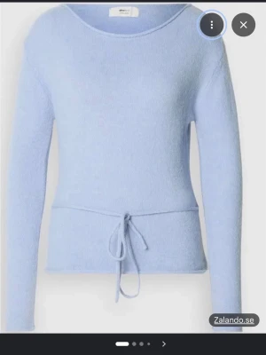 Ljusblå tröja med knytdetalj - Beställde denna tröja från Gina jätte fin modell och färg, man kan knyta som man vill eller ta bort bandet helt ny oanvänd, säljer pga att jag ej trivdes i blå men annars super fin😍