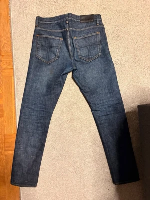 Tiger of sweden pistolero  - Tiger of sweden jeans i modellen pistolero 🐅De är i midja 31 och har en sjukt skön slim passform. Perfekt för folk med swag. I färgen dry Will. Skriv vid funderingar 💬 