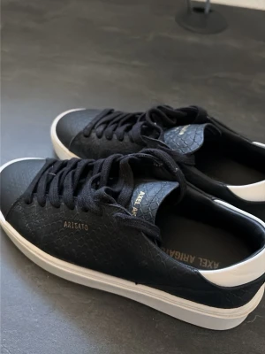 Svarta Axel Arigato sneakers - Helt nya axel arigato skor, använda 3 gånger ungefär och har ingen defekt. Skickar iväg dem samma dag vid snabbt köp. Ge prisförslag💗