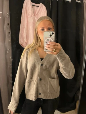 Stickad kofta - Okänt märke då jag har köpt den från Vinted tidigare! Men materialet är super mjukt o lent som nytt!