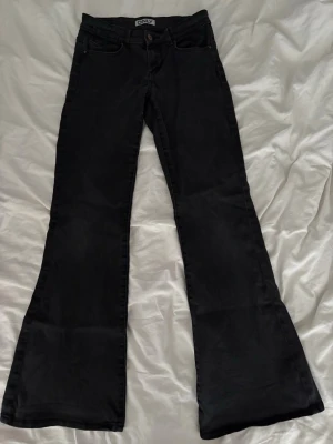 Svarta bootcut jeans från ONLY - Snygga svarta bootcut jeans från ONLY. Knappt använda! Hör av er vid frågor 💕
