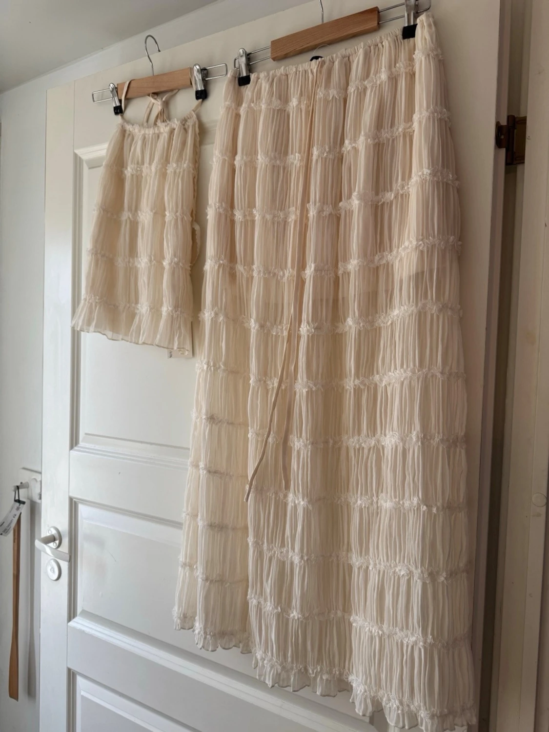 Beige plisserat set med kjol och topp S