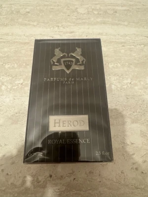 Parfums de Marly Herod 75ml (helt ny) – nypris ca 2 600 kr - Parfums de Marly Herod Eau de Parfum 75 ml. Helt ny och aldrig använd i originalförpackning. Nypris ca 2 600 kr i butik.