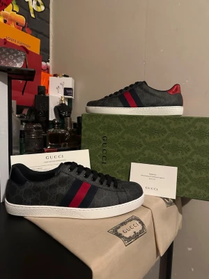 Gucci acs  - Hej, säljer ett par Gucci ace, skicket på dom är 10/10 helt nya, perfekt inför sommaren!!! Dom sticker inte ut jättemycket utan är mer clean