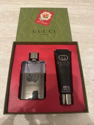 Gucci Guilty Pour Homme presentset 50ml + shower gel (helt ny)  - Gucci Guilty Pour Homme presentset med 50 ml parfym + 50 ml shower gel. Helt nytt och aldrig använt i originalförpackning. Nypris ca 950 kr i butik.