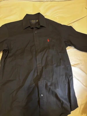 Ralph Lauren Skjorta - En jätte snygg och stilren Ralph Lauren Skjorta. Den passar perfekt till finare middagar men även soliga sommriga dagar!!☀️🥰