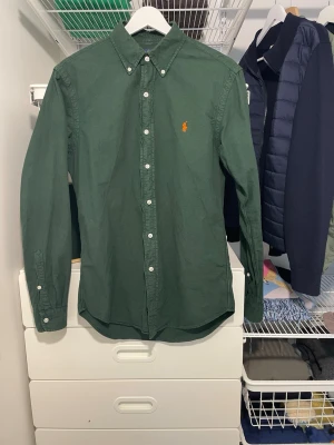 Grön skjorta från Ralph Lauren - Tjena säljer denna stiliga mörkgröna skjorta från Ralph Lauren i ett mycket bra skick. Kontakta vid funderingar!