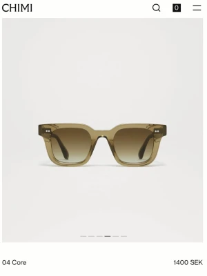 Chimi 04 solglasögon - Coola solglasögon från Chimi i modellen 04 Core med fyrkantig form. Glasögonen har transparent olivgrön båge i acetat och bruna tonade linser. Perfekt accessoar för att lyfta din stil🌞⭐️🌸