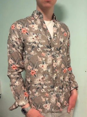 Blommig Morris herrskjorta – S (37/38) - Säljer en snygg blommig herrskjorta från Morris i storlek S (37/38). Perfekt för sommar eller festligare tillfällen. I fint skick.  Har du frågor? Tveka inte att höra av dig. Allt gott från Deluxe garderoben ⭐️