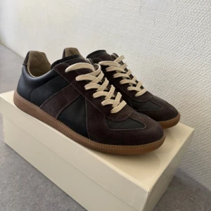 Maison margiela gats  - Säljer feta gats i svart och brun som passar till allt◼️🐻 Skorna är använda sparsamt och har inga defekter. Storlek 42. Skor, dustbags samt box medföljer köp. Priset är ej hugget i sten!🪨👍