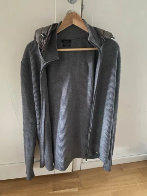 Massimo dutti cardigan  - Tja säljer Massimo dutti cardigan i storlek L eftersom att jag inte använder den längre. Den är i fint skick. 