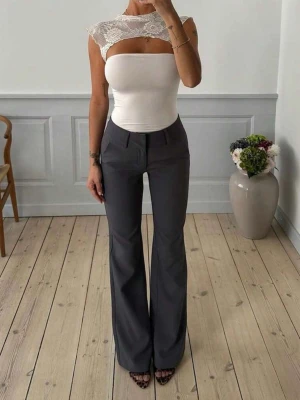 Vit spets tubtopp - Snygg vit spets topp som tyvärr är för stor för mig. Aldrig använd. 